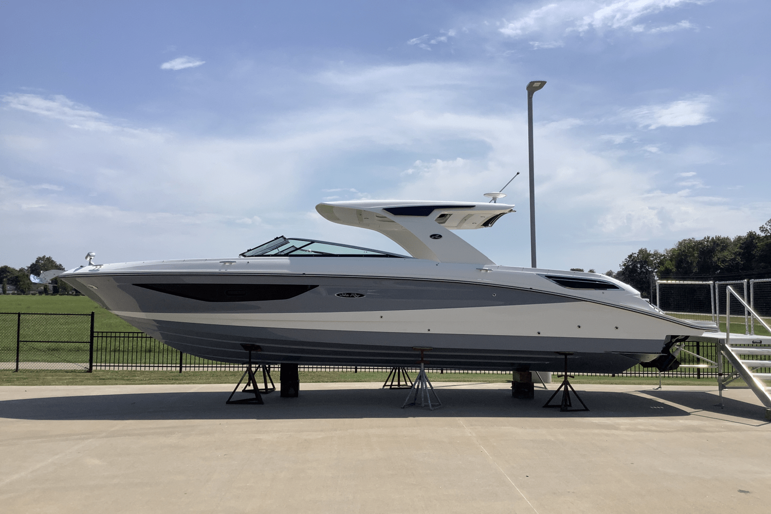 2026 Sea Ray SLX 350 Image Thumbnail #4