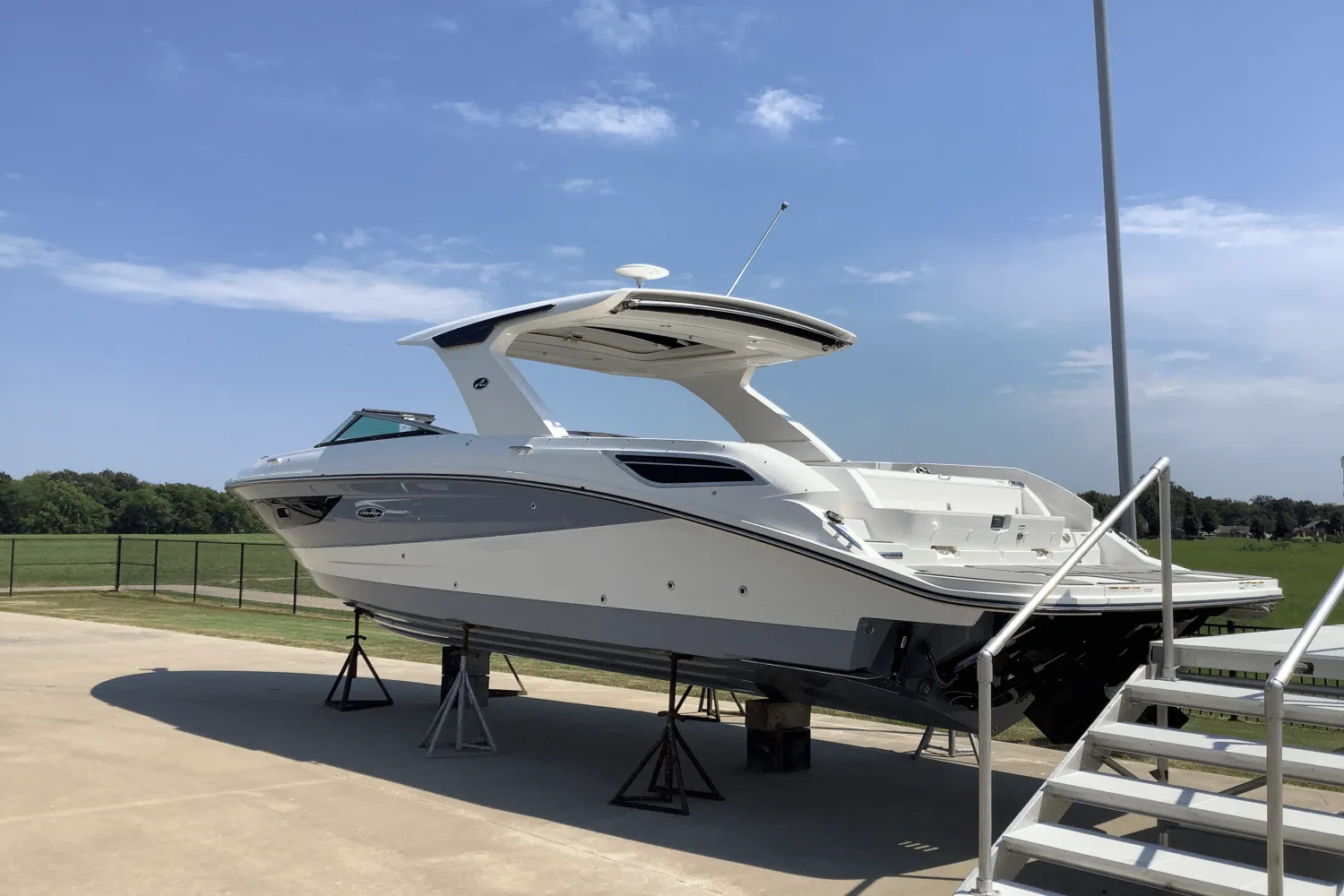 2026 Sea Ray SLX 350 Image Thumbnail #3