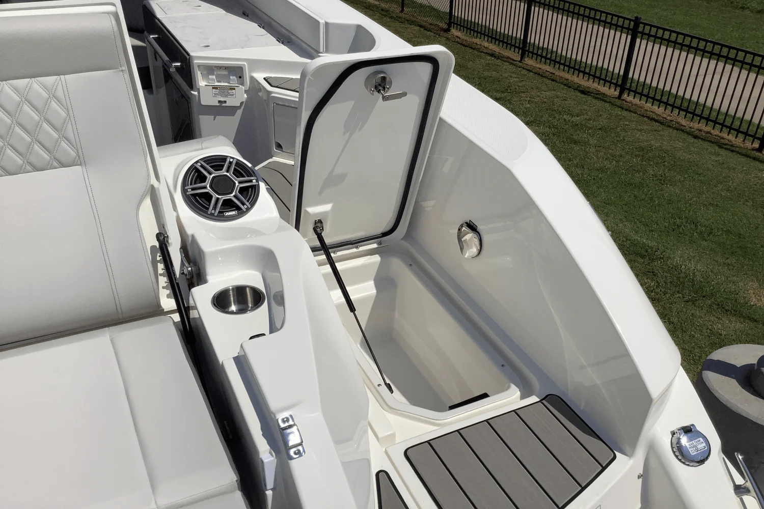 2026 Sea Ray SLX 350 Image Thumbnail #11