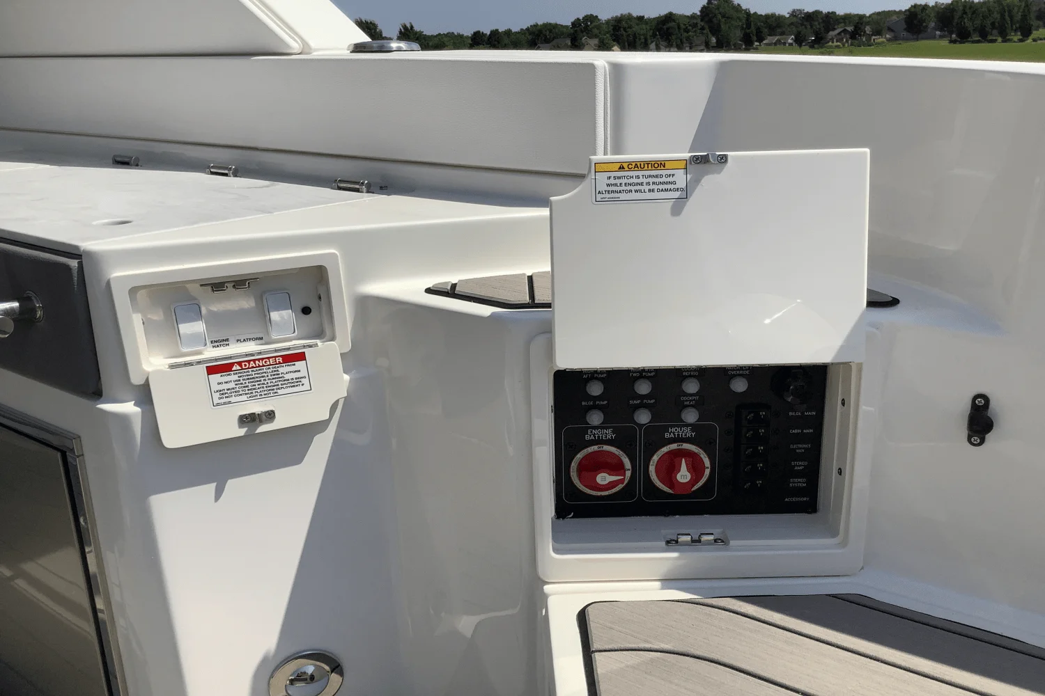 2026 Sea Ray SLX 350 Image Thumbnail #12