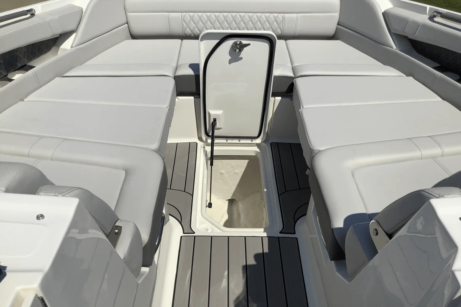 2026 Sea Ray SLX 350 Image Thumbnail #40