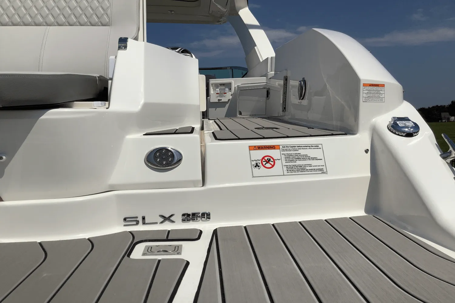 2026 Sea Ray SLX 350 Image Thumbnail #10