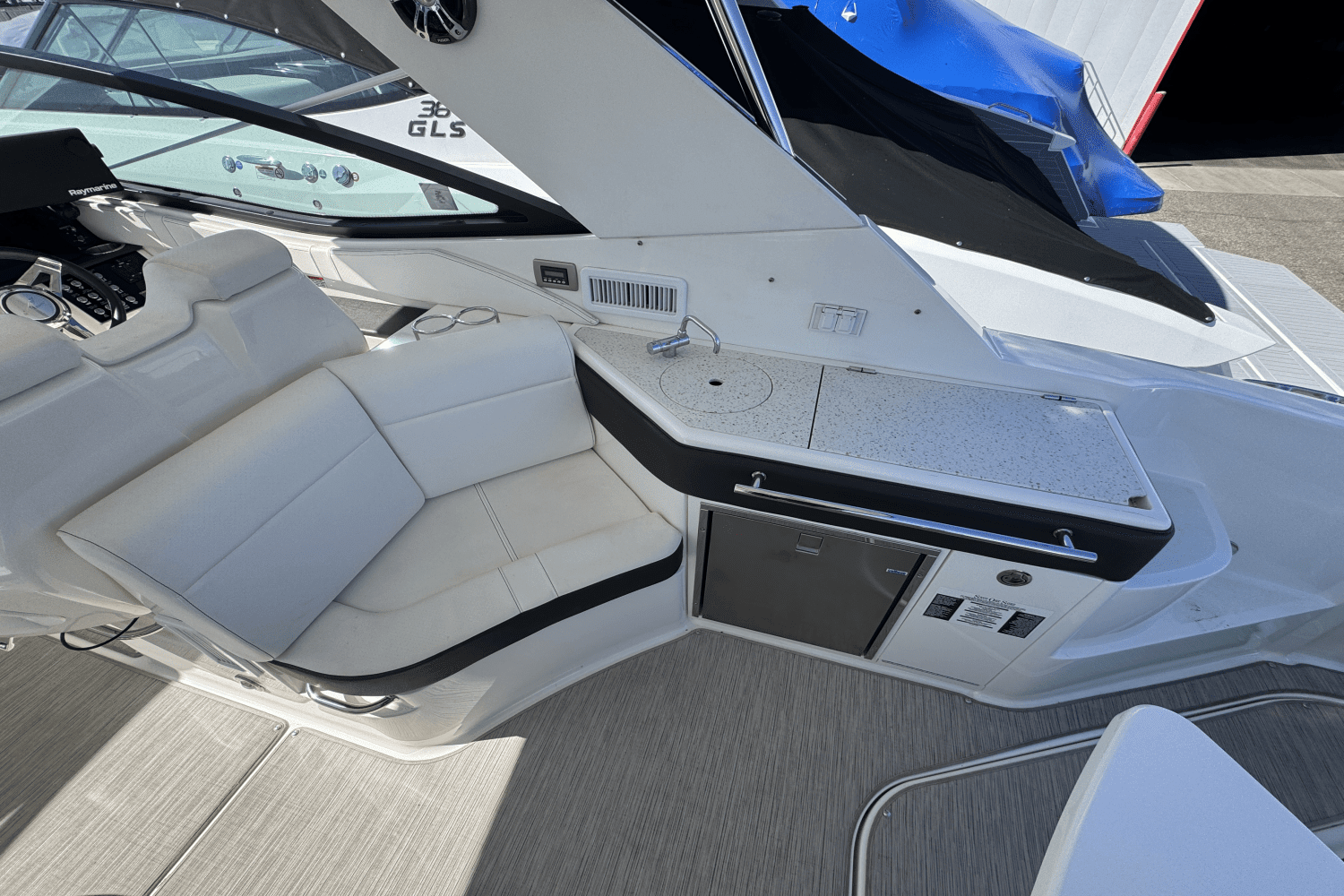2019 Sea Ray 320 SUNDANCER Image Thumbnail #7