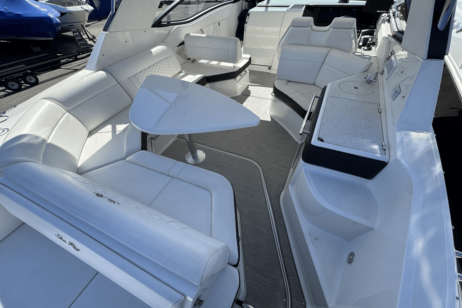 2019 Sea Ray 320 SUNDANCER Image Thumbnail #9