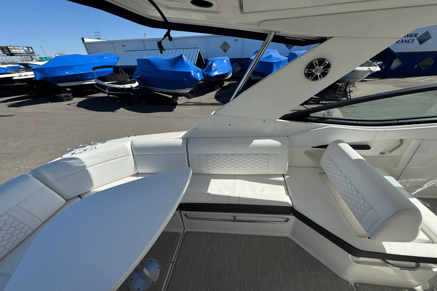 2019 Sea Ray 320 SUNDANCER Image Thumbnail #11