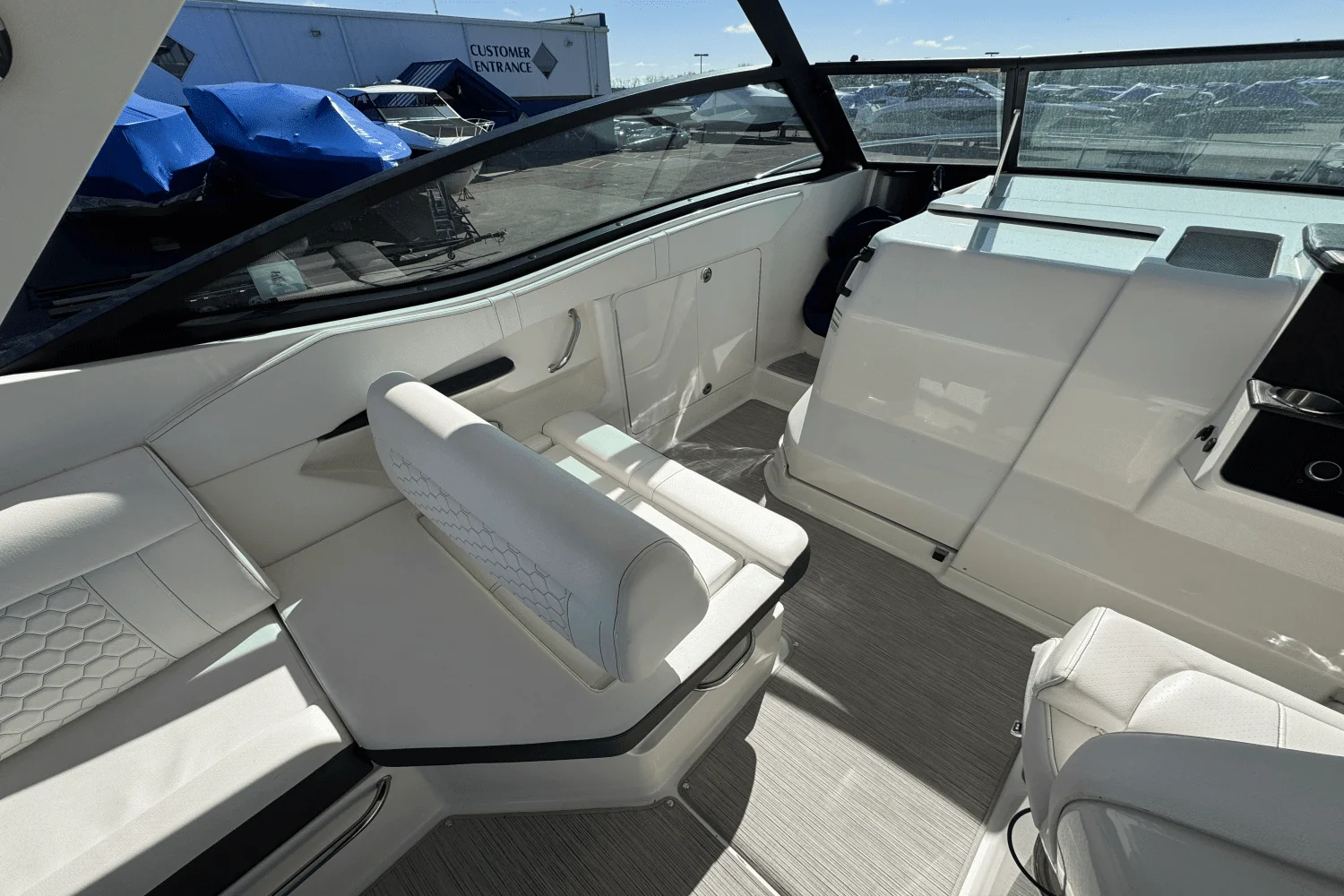 2019 Sea Ray 320 SUNDANCER Image Thumbnail #12