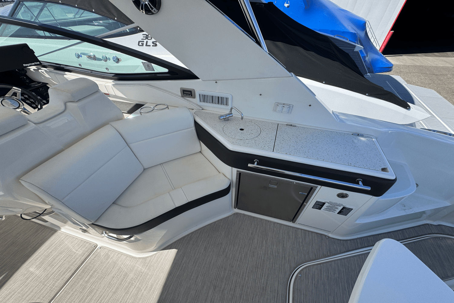 2019 Sea Ray 320 SUNDANCER Image Thumbnail #7
