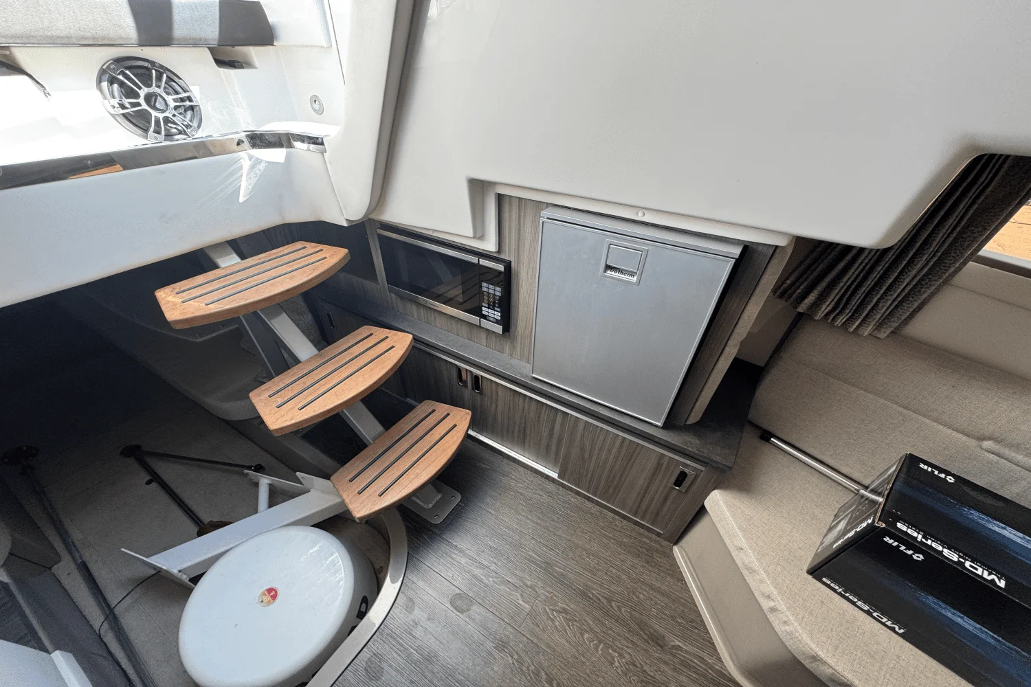 2019 Sea Ray 320 SUNDANCER Image Thumbnail #21