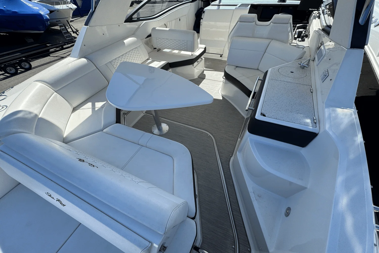 2019 Sea Ray 320 SUNDANCER Image Thumbnail #9