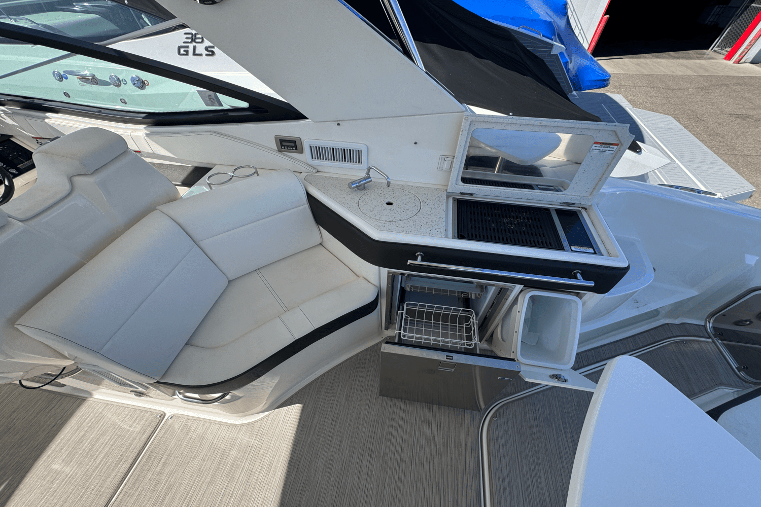 2019 Sea Ray 320 SUNDANCER Image Thumbnail #8