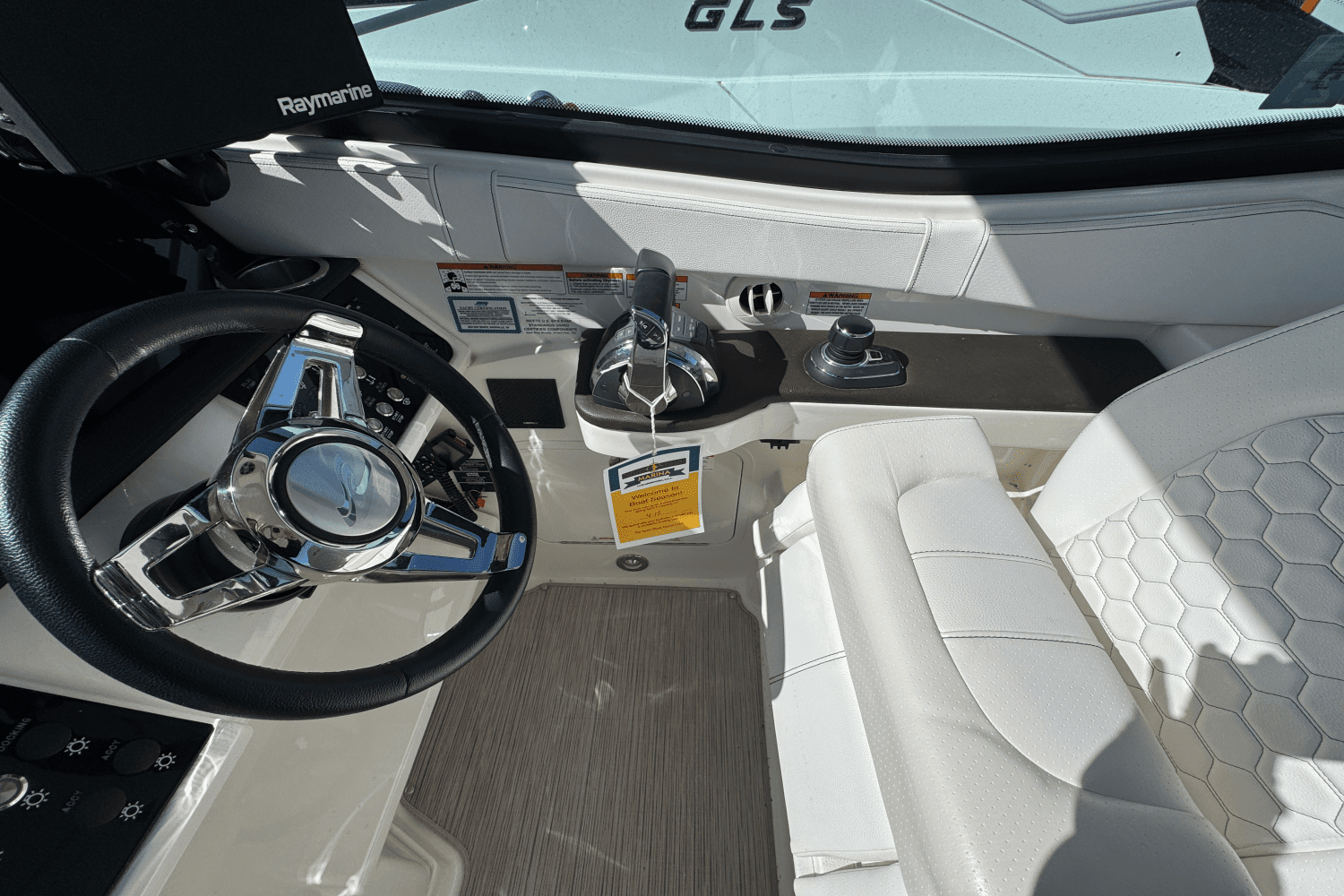 2019 Sea Ray 320 SUNDANCER Image Thumbnail #17