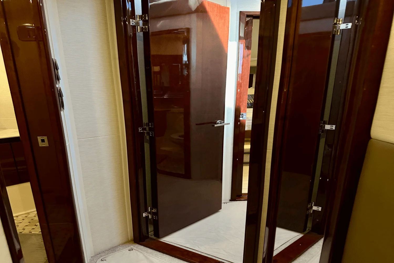 2017 Sea Ray 460 SUNDANCER Image Thumbnail #30