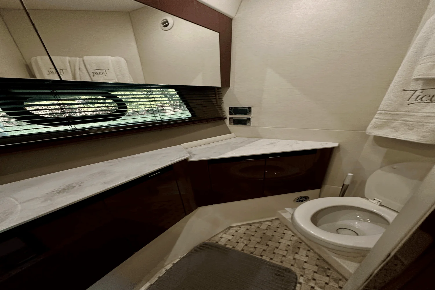 2017 Sea Ray 460 SUNDANCER Image Thumbnail #45