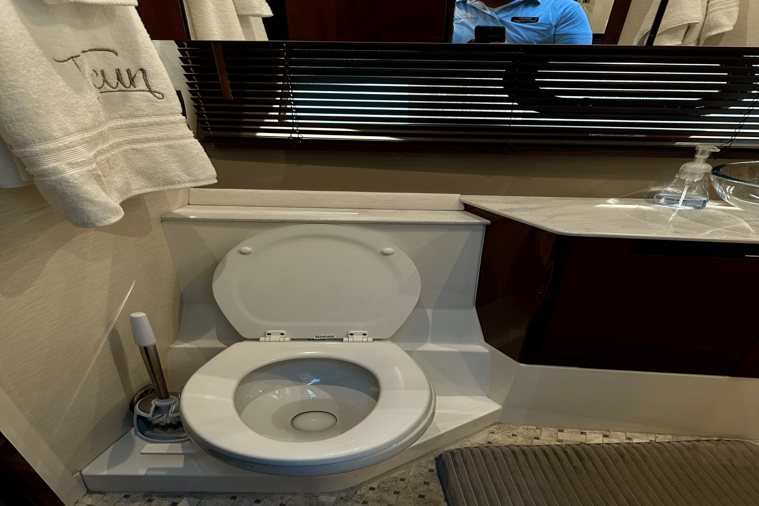 2017 Sea Ray 460 SUNDANCER Image Thumbnail #46