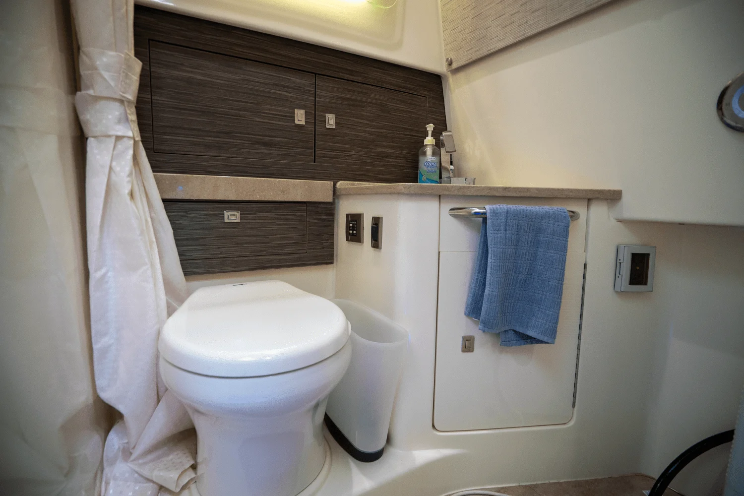 2018 Boston Whaler 420 OUTRAGE Image Thumbnail #28