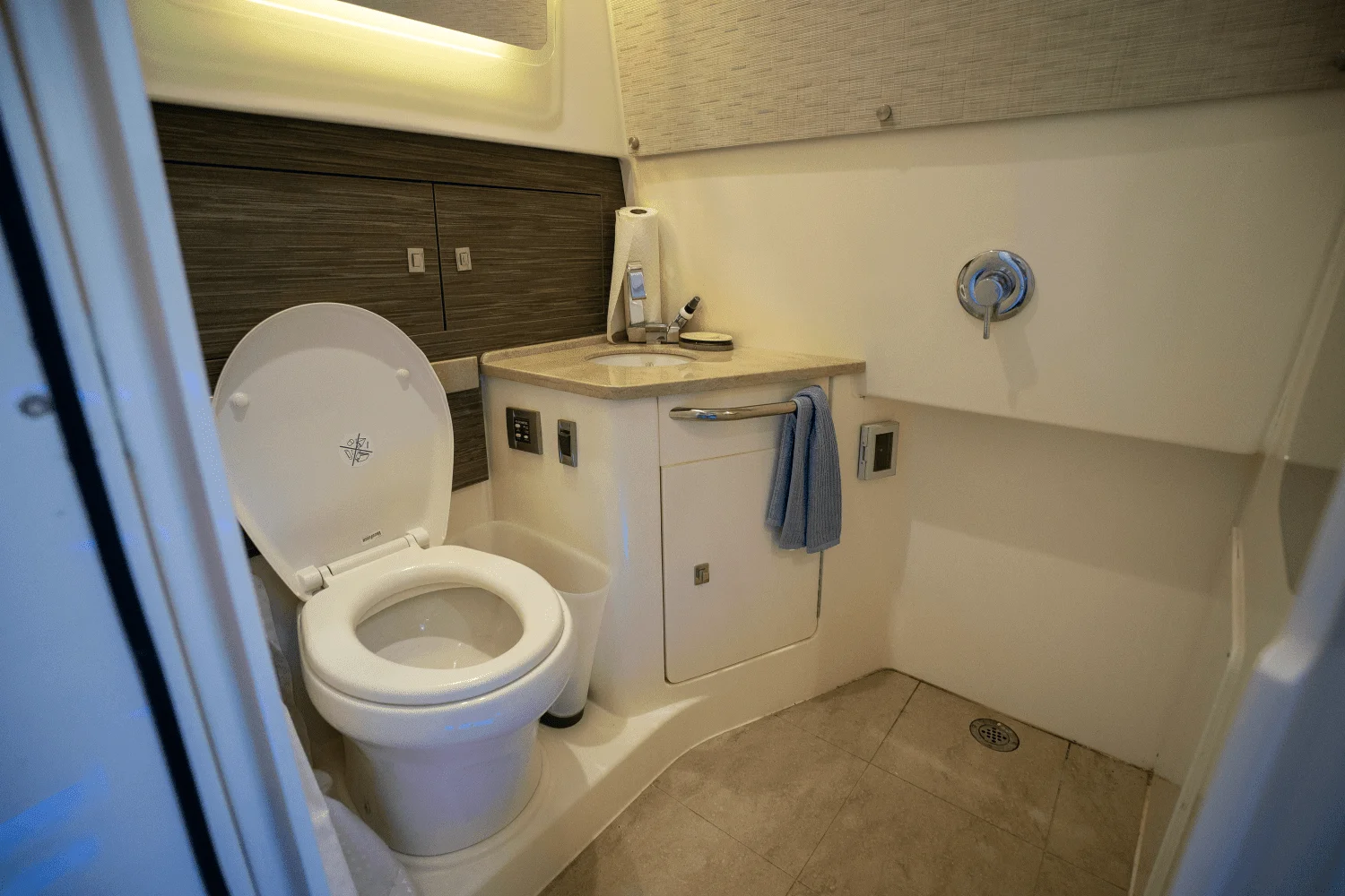 2018 Boston Whaler 420 OUTRAGE Image Thumbnail #26