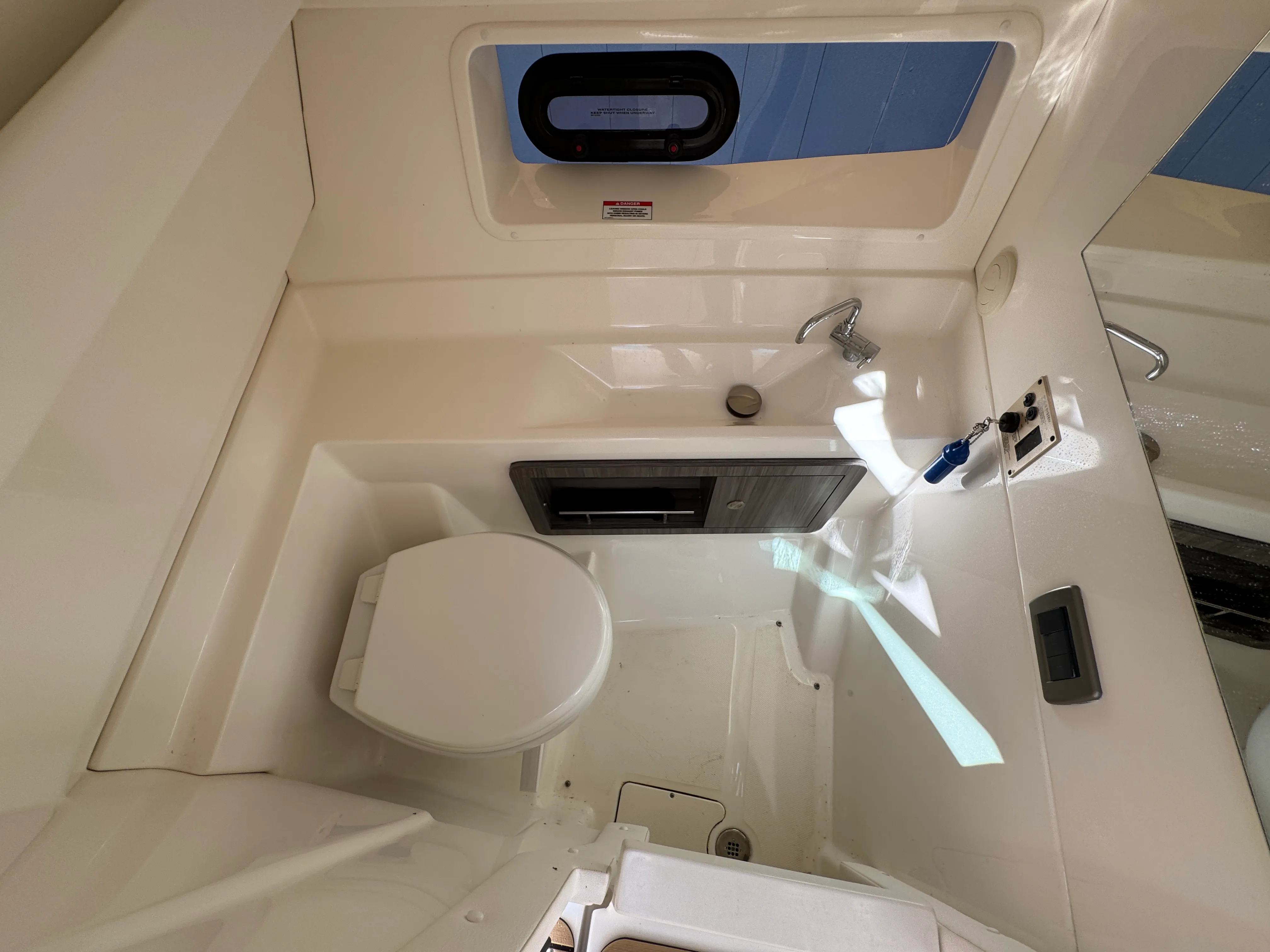 2022 Sea Ray 350 SLX Image Thumbnail #6