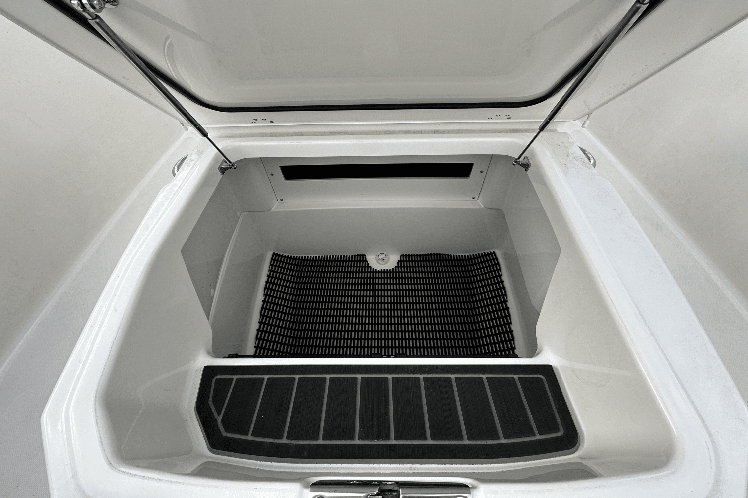 2024 Boston Whaler 220 Dauntless Image Thumbnail #21