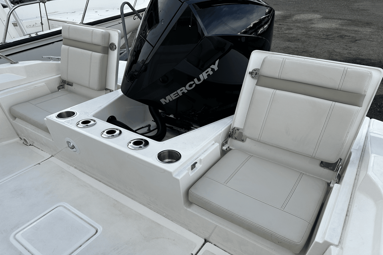 2024 Boston Whaler 220 Dauntless Image Thumbnail #6