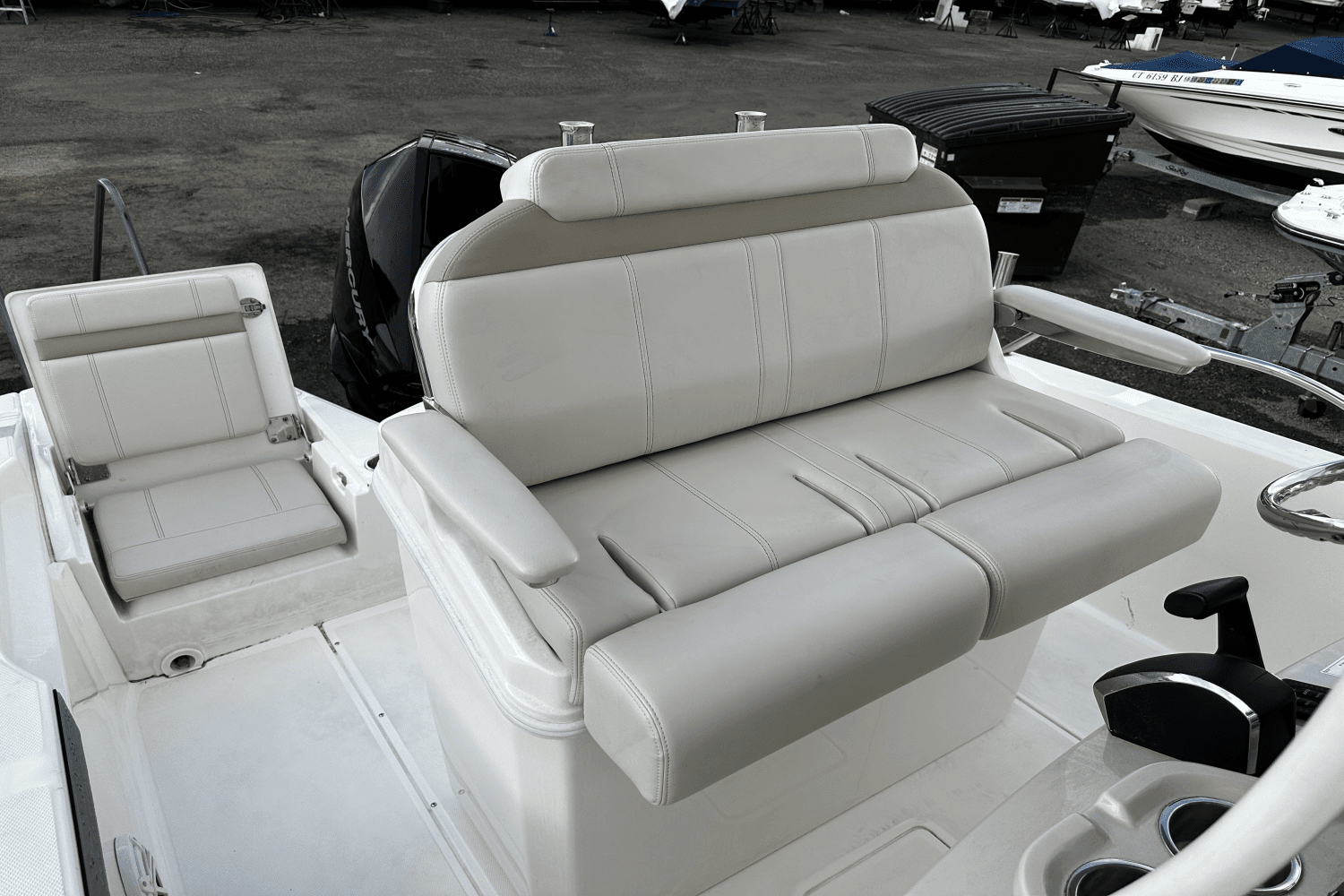 2024 Boston Whaler 220 Dauntless Image Thumbnail #11