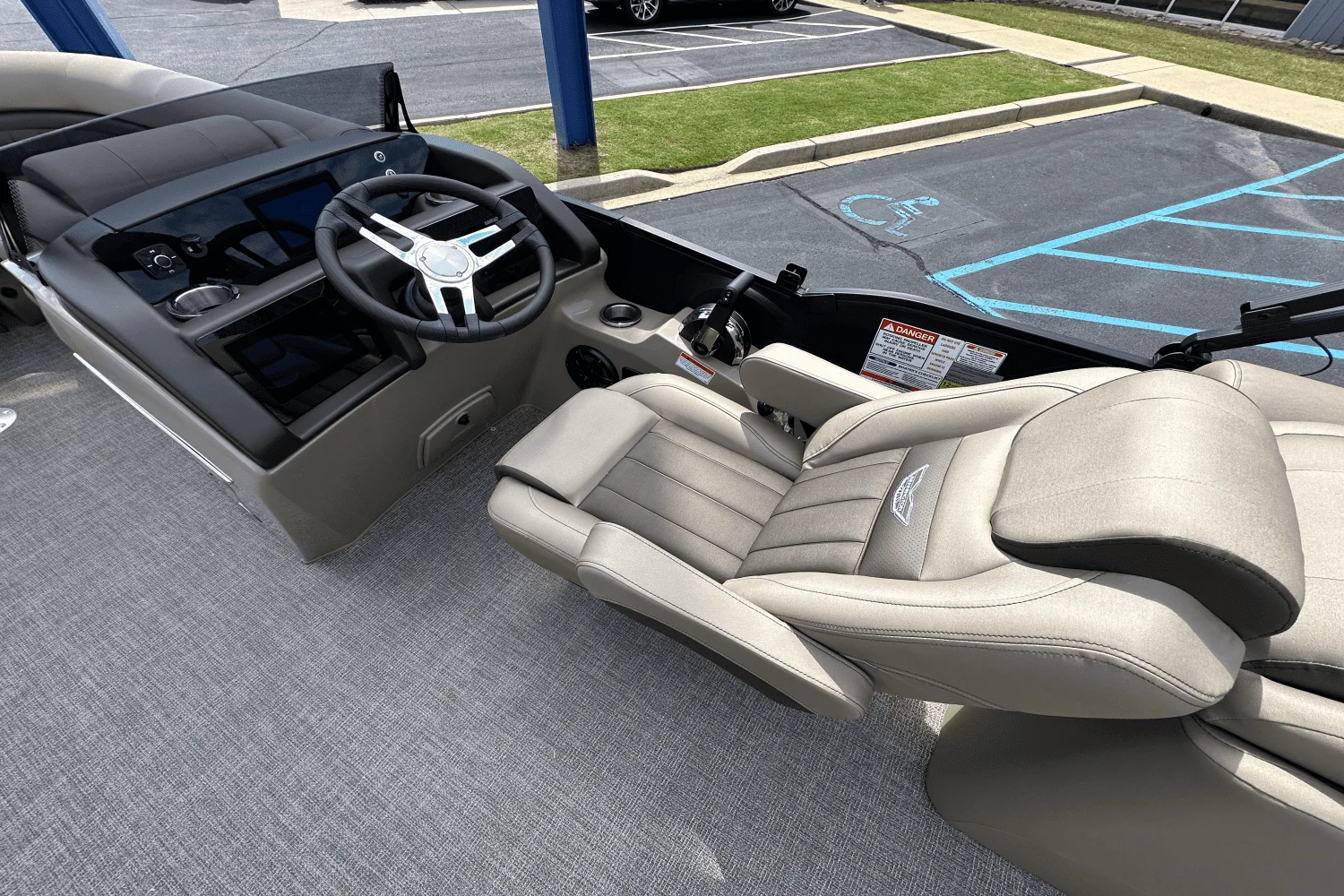 2025 Bennington 23LXS Image Thumbnail #8