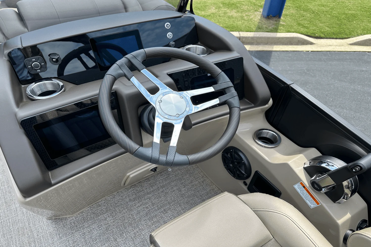 2025 Bennington 23LXS Image Thumbnail #9