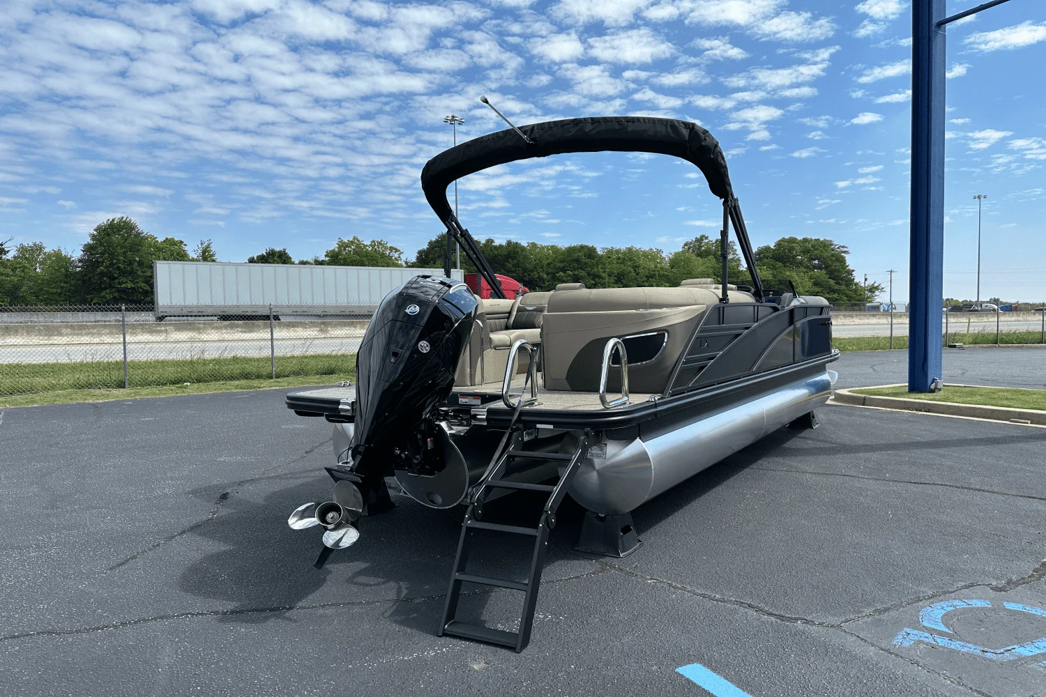 2025 Bennington 23LXS Image Thumbnail #3