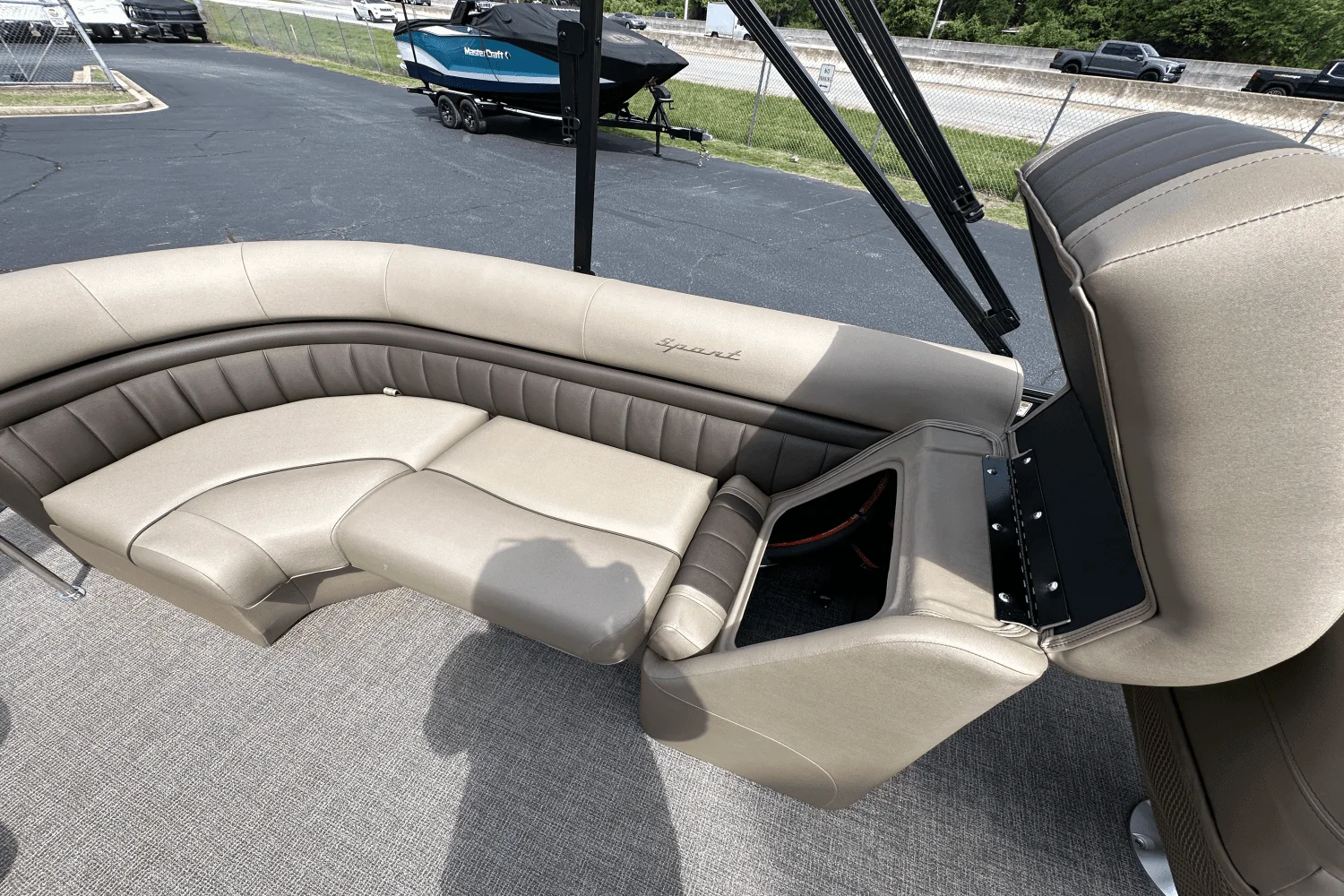 2025 Bennington 23LXS Image Thumbnail #17