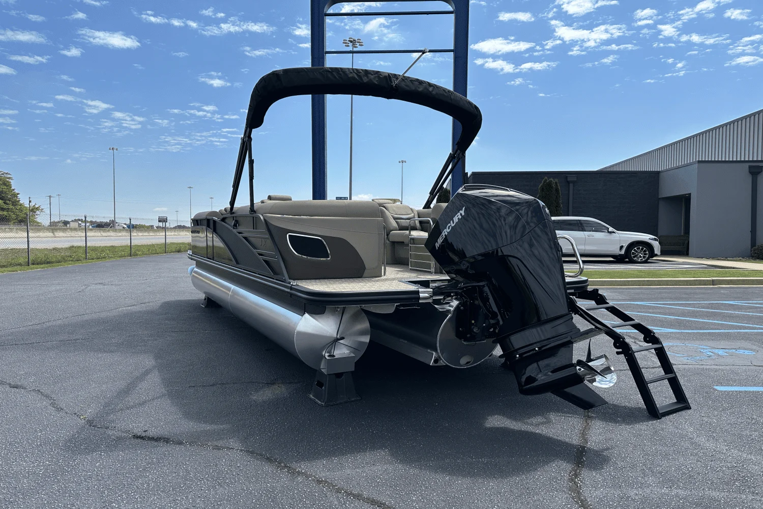 2025 Bennington 23LXS Image Thumbnail #1