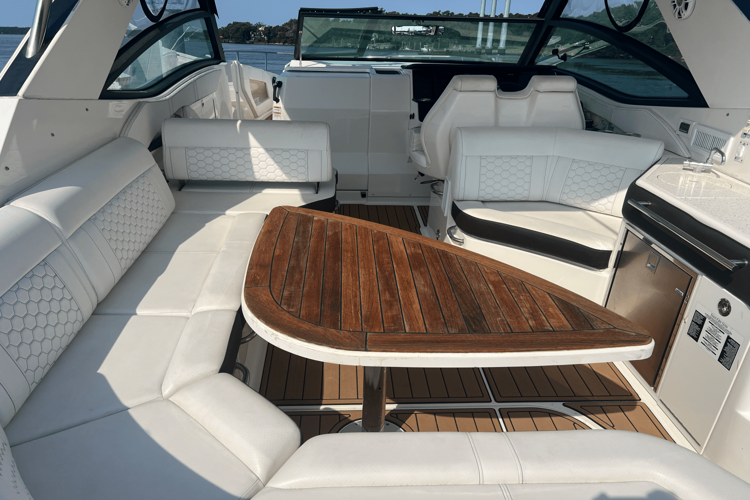 2020 Sea Ray 320 SUNDANCER Image Thumbnail #9