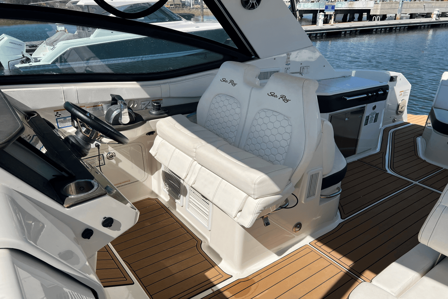 2020 Sea Ray 320 SUNDANCER Image Thumbnail #19