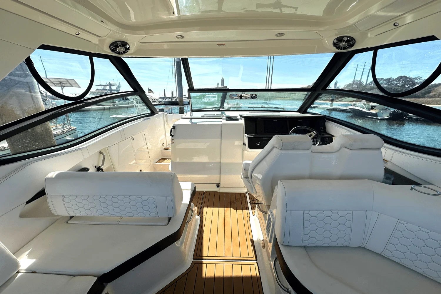 2020 Sea Ray 320 SUNDANCER Image Thumbnail #17