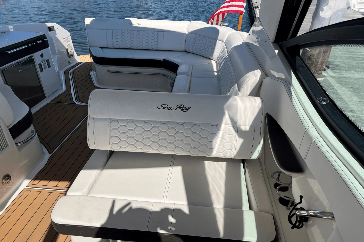 2020 Sea Ray 320 SUNDANCER Image Thumbnail #18