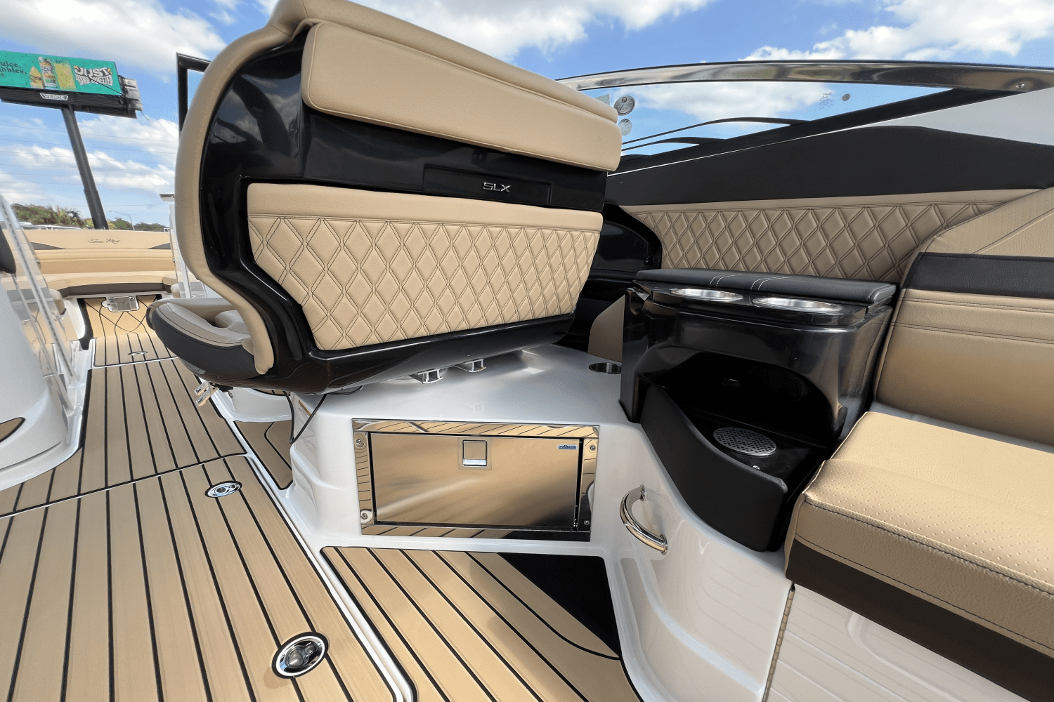 2025 Sea Ray SLX 280 Image Thumbnail #12