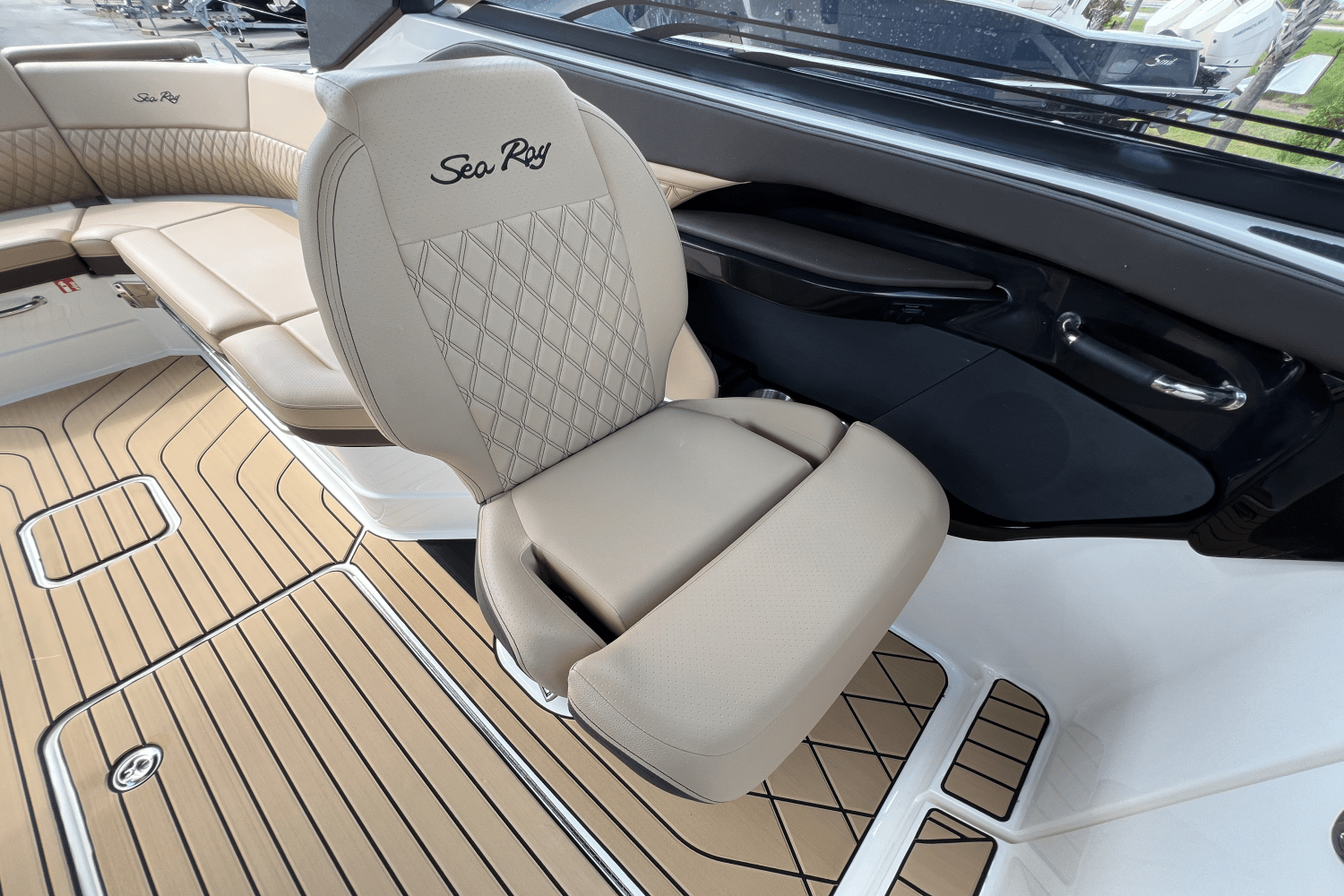 2025 Sea Ray SLX 280 Image Thumbnail #14