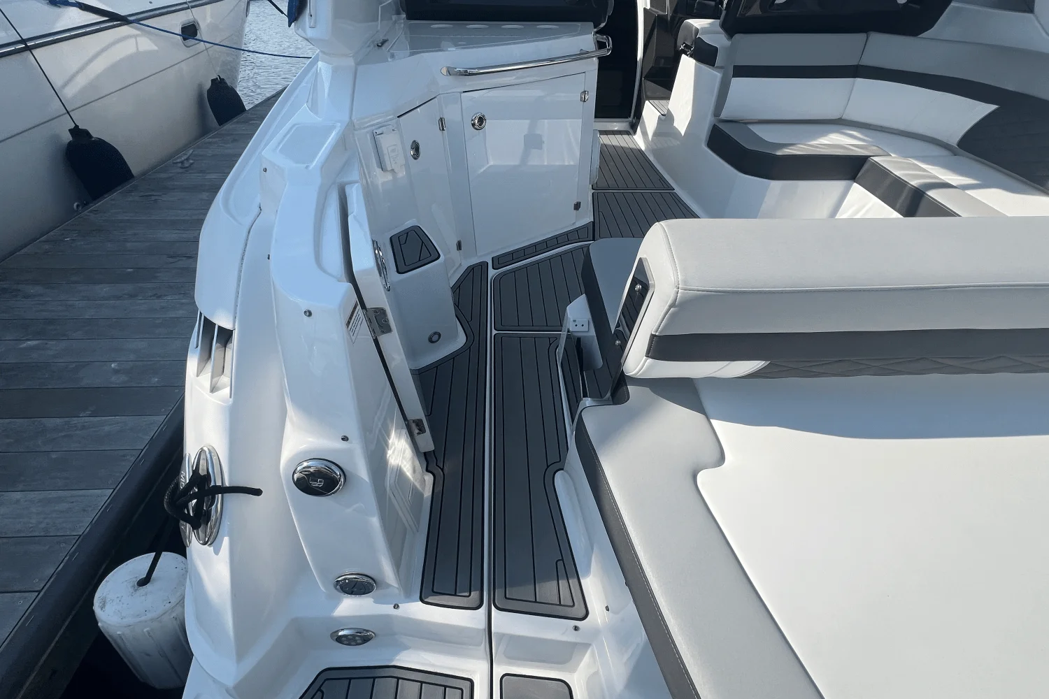 2021 Monterey 335 SPORT YACHT Image Thumbnail #8