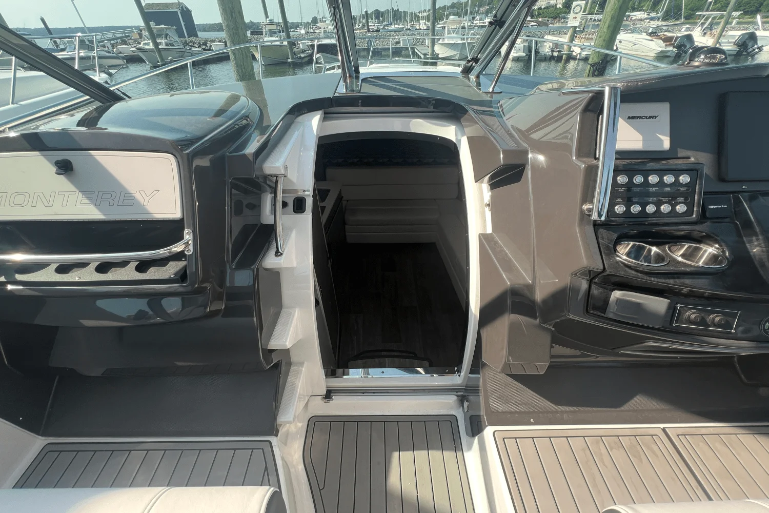 2021 Monterey 335 SPORT YACHT Image Thumbnail #26