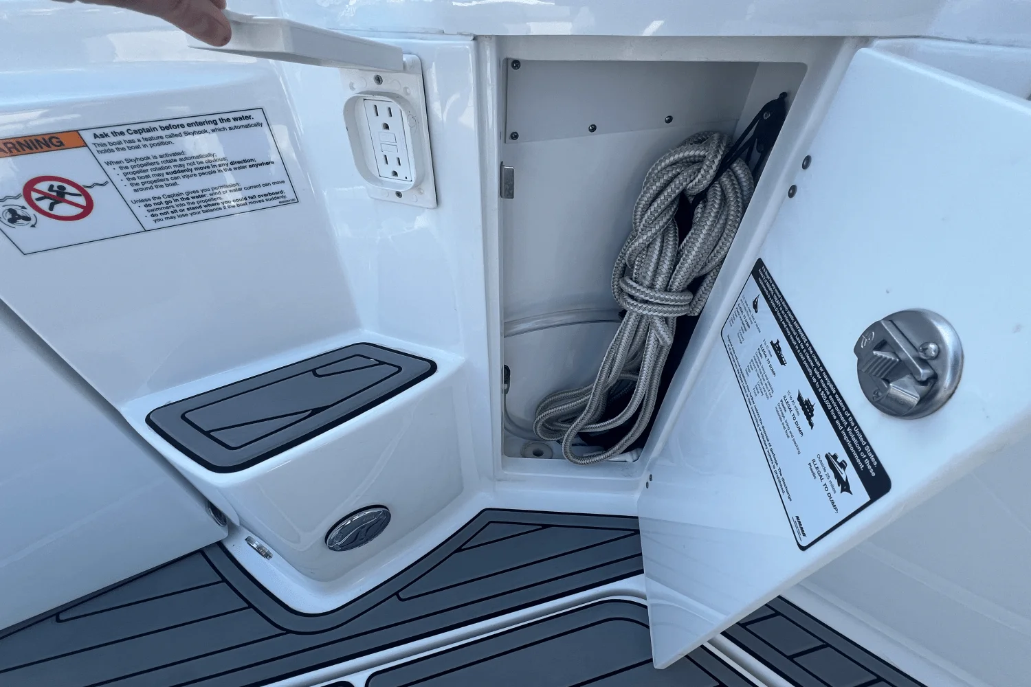 2021 Monterey 335 SPORT YACHT Image Thumbnail #17