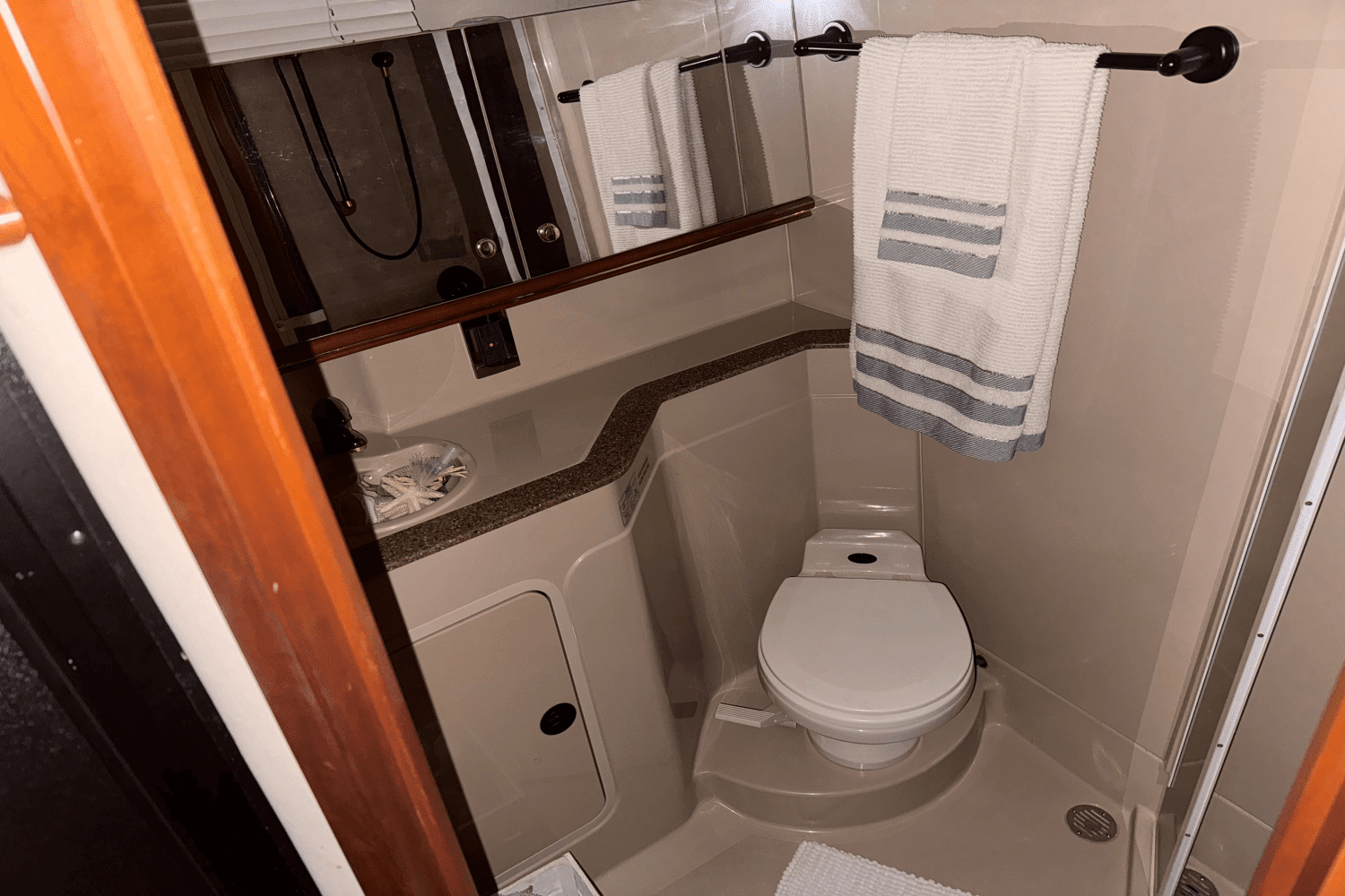 2001 Cruisers Yachts
                                                             3870 EXPRESS Image Thumbnail #25