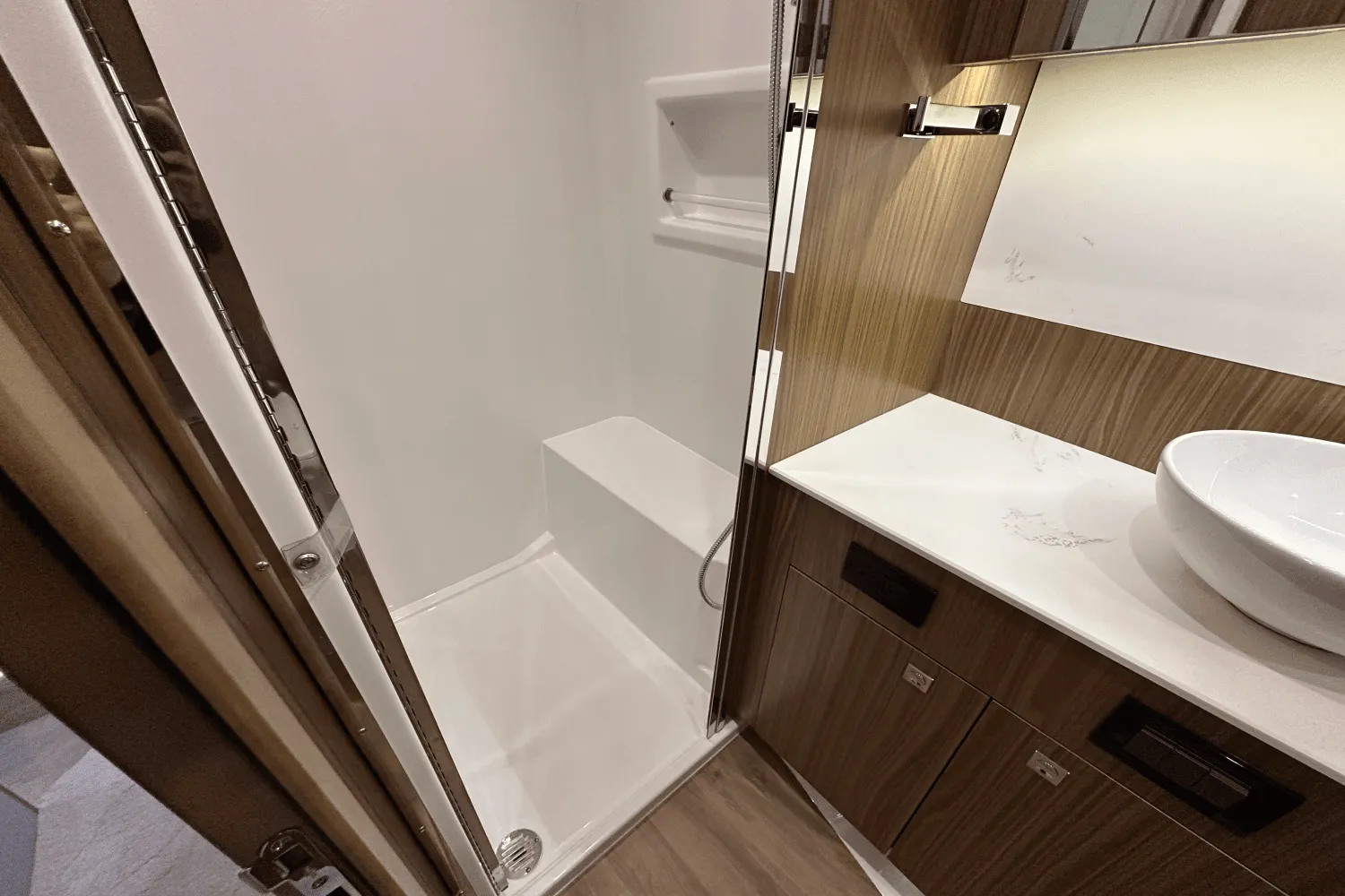 2025 Cruisers Yachts 46 Cantius Image Thumbnail #15