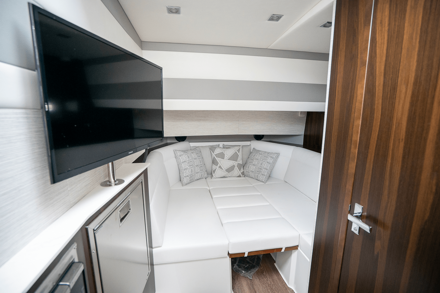2025 Cruisers Yachts 42 GLS Outboard Image Thumbnail #17