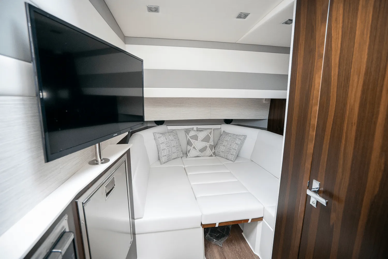 2025 Cruisers Yachts 42 GLS Outboard Image Thumbnail #17