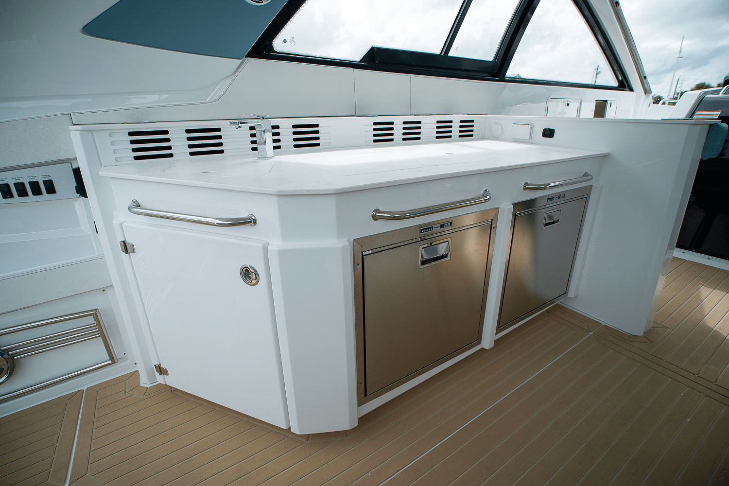 2025 Cruisers Yachts 42 GLS Outboard Image Thumbnail #10