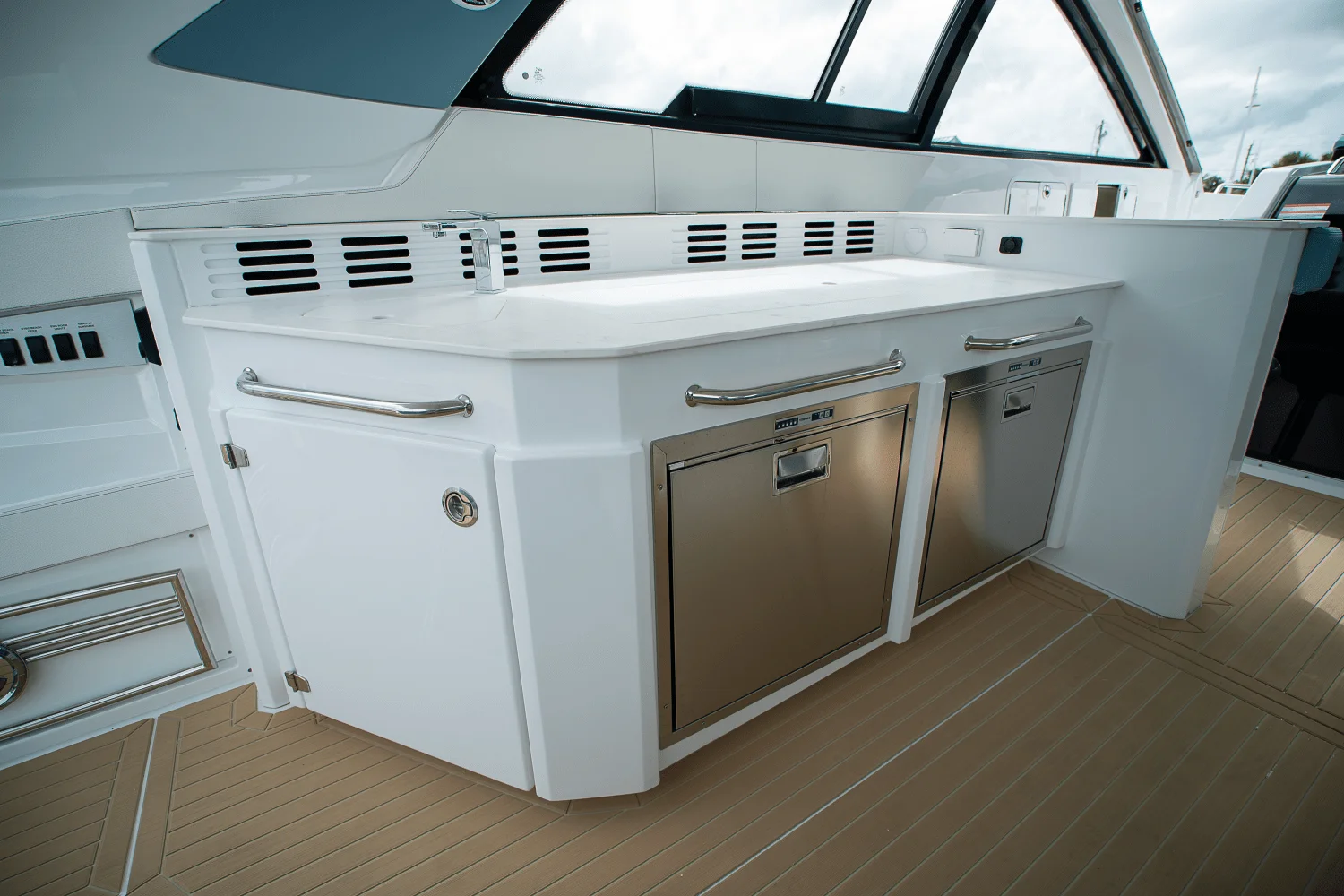 2025 Cruisers Yachts 42 GLS Outboard Image Thumbnail #10