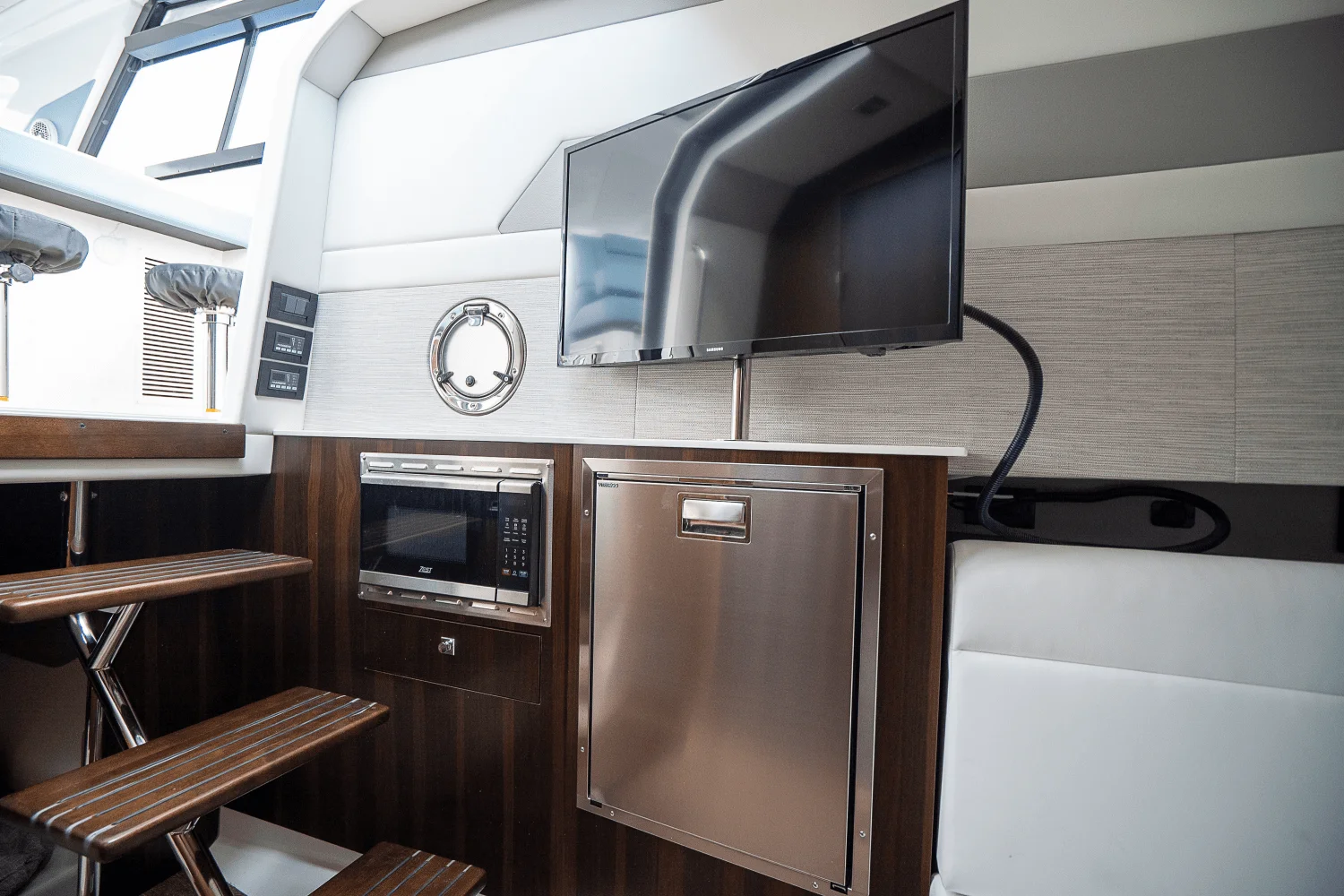 2025 Cruisers Yachts 42 GLS Outboard Image Thumbnail #21