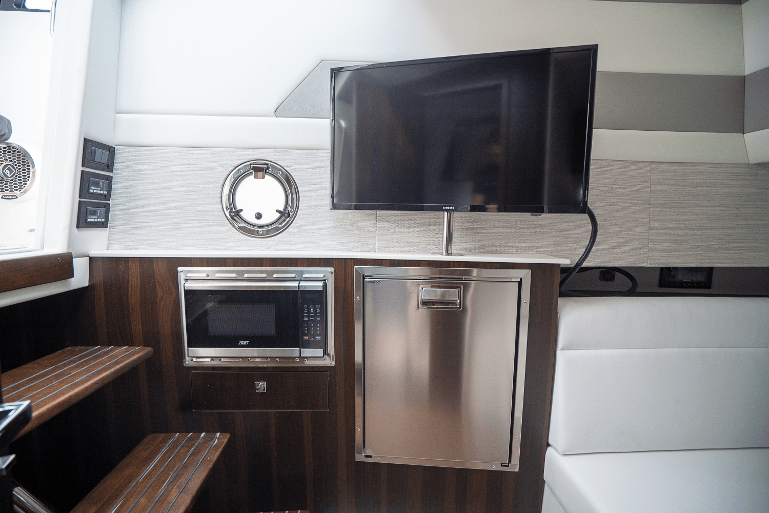 2025 Cruisers Yachts 42 GLS Outboard Image Thumbnail #22