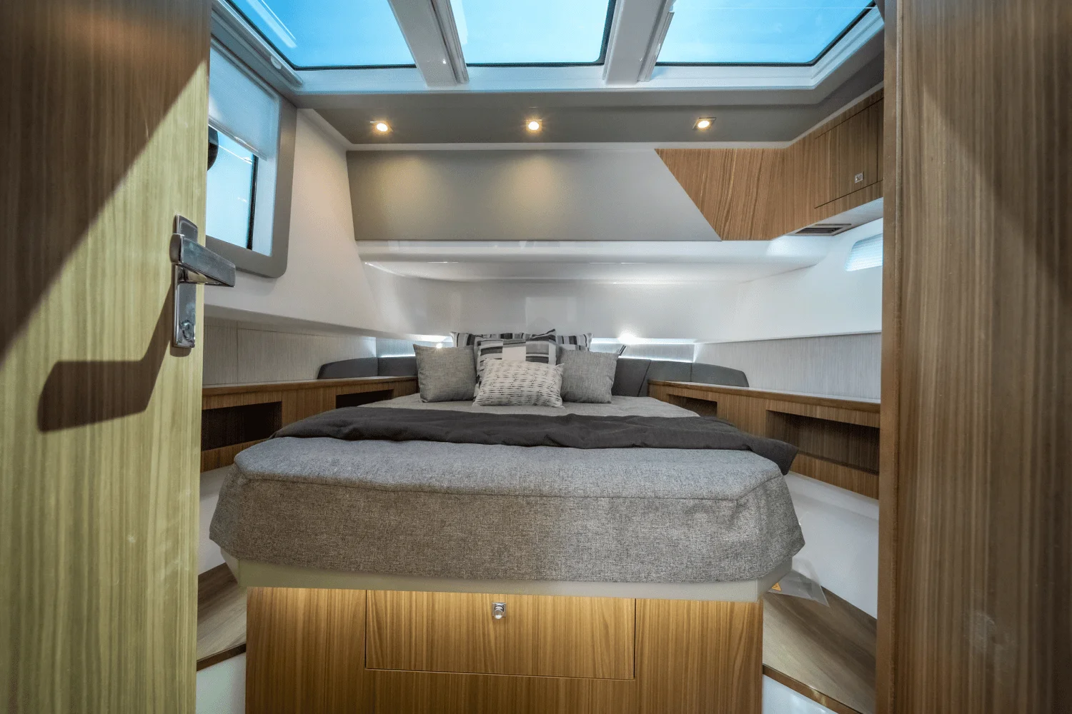 2025 Cruisers Yachts 50 GLS Outboard Image Thumbnail #47