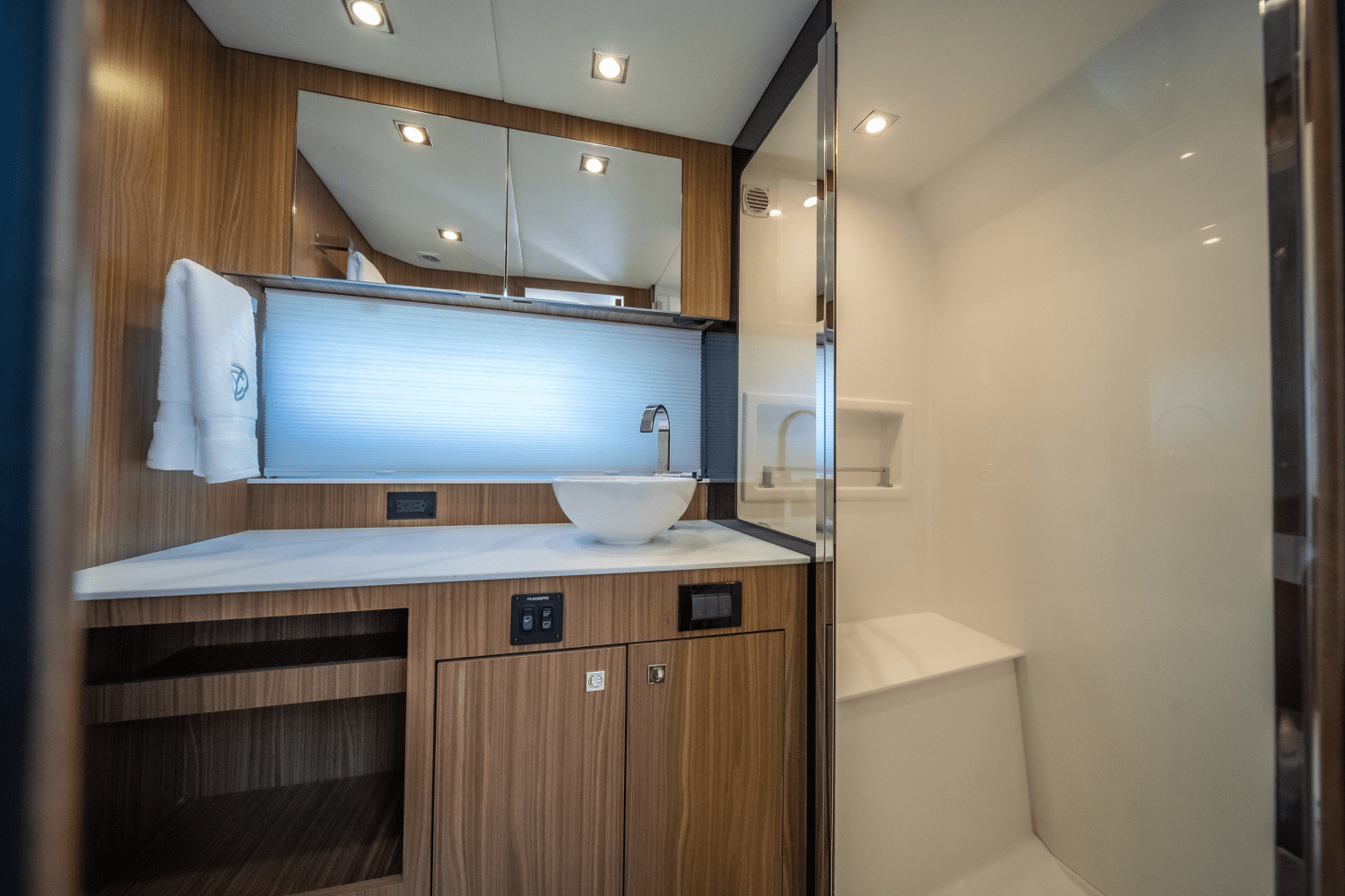 2025 Cruisers Yachts 50 GLS Outboard Image Thumbnail #48