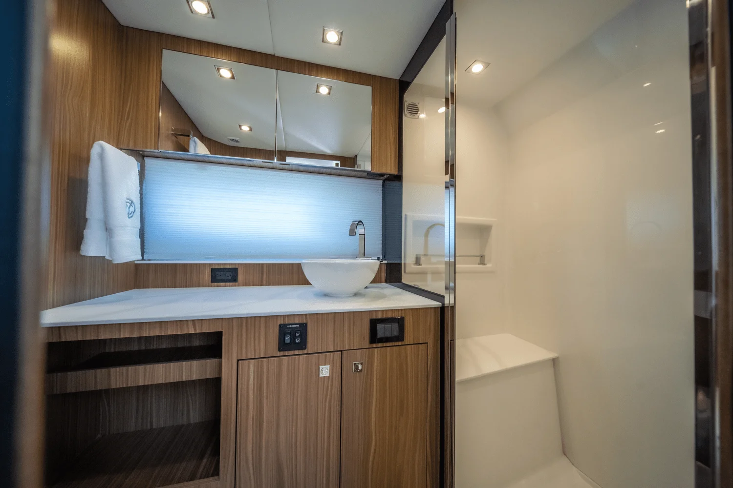 2025 Cruisers Yachts 50 GLS Outboard Image Thumbnail #48