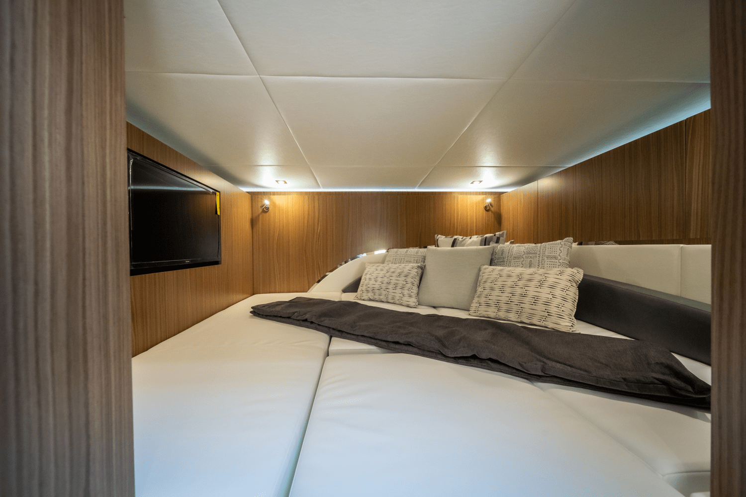 2025 Cruisers Yachts 50 GLS Outboard Image Thumbnail #46